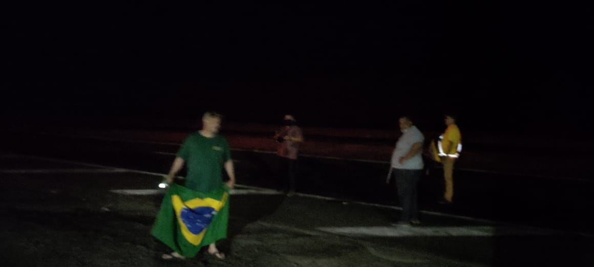 Foto 13 de 13 — AGORA: Manifestantes pró-Bolsonaro param caminhões na Washington Luís em Araraquara